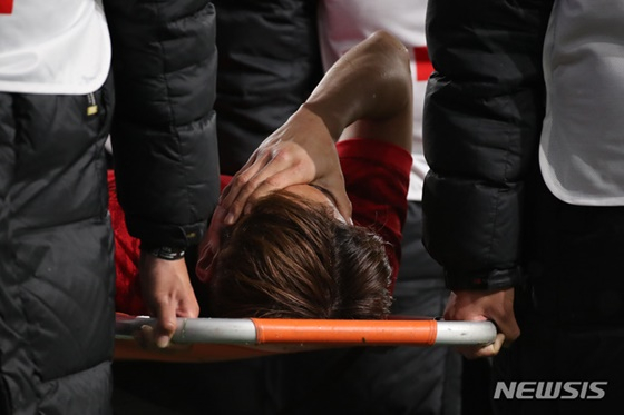 대한민국 수비수 김진수가 24일 울산문수축구경기장에서 허리부상을 당해 들 것에 실려나가고 있다. /사진=뉴시스 제공