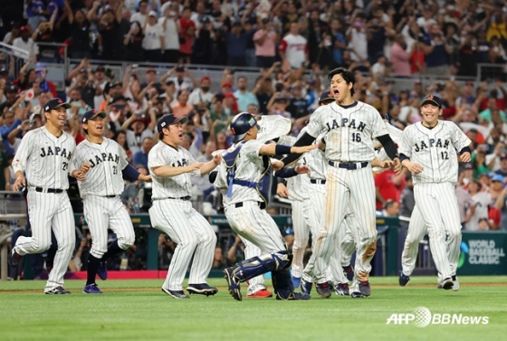 일본 야구 대표팀이 2023 월드베이스볼클래식(WBC) 결승전 승리 후 그라운드로 나와 기뻐하고 있다. /AFPBBNews=뉴스1