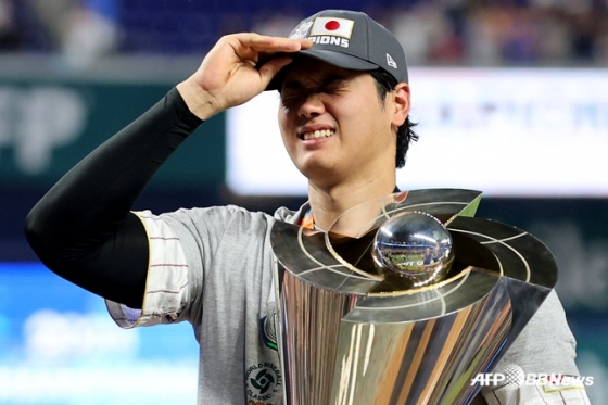 오타니 쇼헤이가 2023 WBC 우승컵을 들고 미소를 짓고 있다. /AFPBBNews=뉴스1