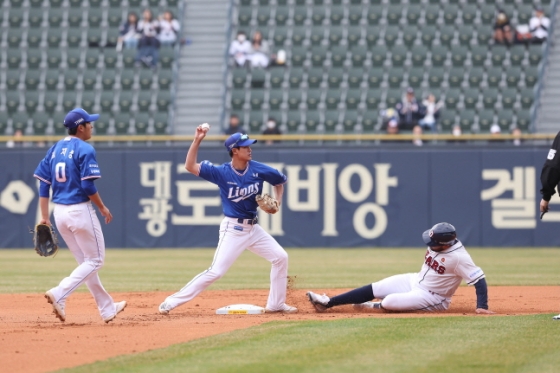 25일 두산과 시범경기 중 병살플레이를 만들어내고 있는 강한울(가운데). /사진=삼성 라이온즈