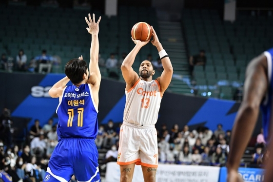 캐롯 디드릭 로슨(가운데)이 25일 잠실 삼성전에서 슛을 시도하고 있다. /사진=KBL 제공