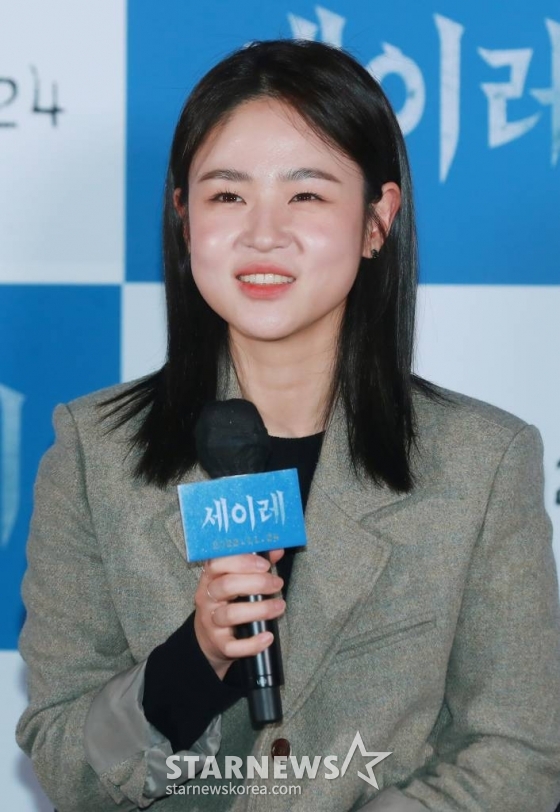 배우 심은우가 17일 오후 서울 CGV용산아이파크몰에서 진행된 영화 &#039;세이레&#039;(감독 박강) 언론배급시사회에 참석해 질문에 답하고 있다.  태어난 지 21일이 채 되지 않은 아기의 아빠 우진(서현우 분)이 외부의 출입을 막고 부정한 것을 조심해야하는 세이레의 금기를 깨고, 과거의 연인 세영(류아벨 분)의 장례식장에 다녀온 뒤부터 벌어지는 기이한 일들을 그린 미스터리 심리 스릴러 &#039;세이레&#039;는 오는 24일 개봉한다. /2022.11.17 /사진=이동훈 기자 photoguy@