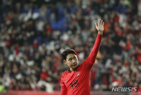 대한민국 공격수 이강인이 24일 울산문수축구경기장에서 열린 콜롬비아전을 마치고 관중들을 향해 인사하고 있다. /사진=뉴시스 제공