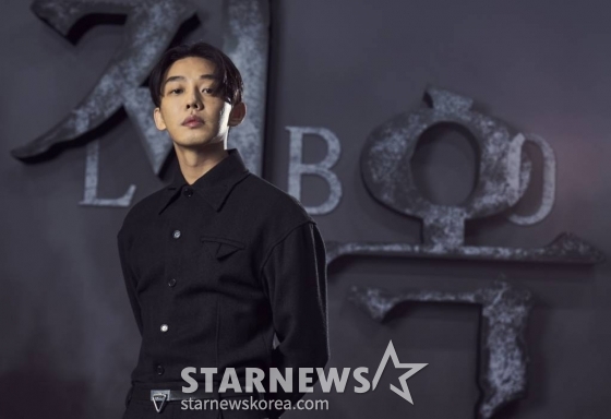 배우 유아인이 16일 오전 온라인으로 진행된 넷플릭스 시리즈 &#039;지옥&#039; 제작발표회에 참석해 포즈를 취하고 있다.  &#039;지옥&#039;은 예고 없이 등장한 지옥의 사자들에게 사람들이 지옥행 선고를 받는 초자연적인 현상이 발생하고, 이 혼란을 틈타 부흥한 종교단체 새진리회와 사건의 실체를 밝히려는 이들이 얽히면서 벌어지는 이야기를 그린 넷플릭스 시리즈다. 오는 19일 공개. / 사진제공 = 넷플릭스 /사진=김창현 기자 chmt@