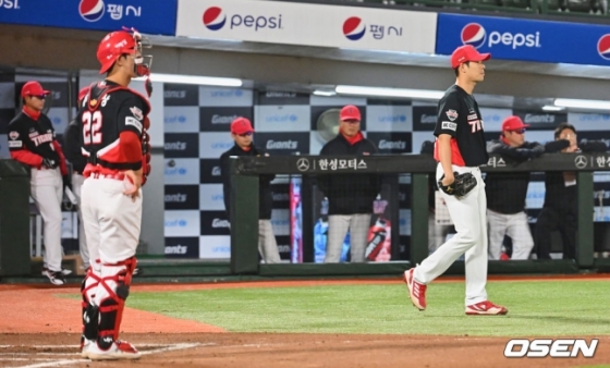 KIA 김대유(오른쪽)가 27일 사직 롯데전에서 6회 말 송구 실책을 저지른 후 그라운드를 응시하고 있다. 