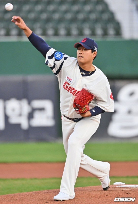 롯데 나균안이 27일 사직 KIA전에서 역투하고 있다.