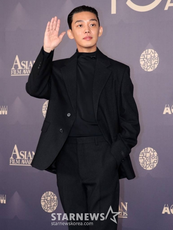 배우 유아인이 8일 오후 부산 해운대구 파라다이스호텔 그랜드볼룸에서 진행된 &#039;제26회 부산국제영화제&#039;(BIFF) 아시아 필름 어워즈에 참석해 포토타임을 갖고 있다. 2021.10.08 /사진=김창현 기자 chmt@