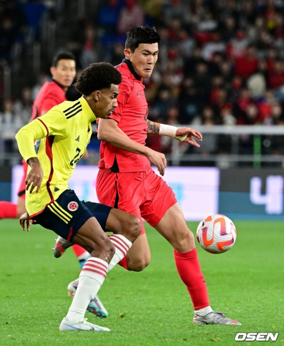 대한민국 수비수 김민재(오른쪽)가 24일 울산문수축구경기장에서 열린 콜롬비아와 A매치 평가전에서 활약하고 있다. /사진=OSEN