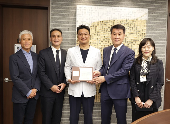 대한축구협회 축구사랑나눔재단이 재단 기부에 동참한 바른세상병원과 서울선정형외과, 그리고 세종스포츠정형외과에 감사패를 전달했다. 왼쪽부터 박경훈 대한축구협회 전무, 김주성 사랑나눔FC 대표이사 겸 단장, 서울선정형외과 박광선원장, 조병득 축구사랑나눔재단 이사장, 문선영 사무국장. /사진=대한축구협회 축구사랑나눔재단 제공