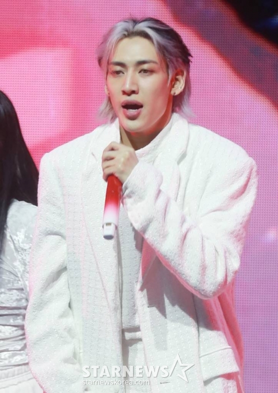 가수 뱀뱀(BamBam)이 28일 오후 서울 용산구 블루스퀘어에서 진행된 솔로 첫 정규앨범 '사워 앤드 스윗'(Sour & Sweet) 발매기념 쇼케이스에서 신곡을 선보이고 있다.  이번 정규앨범에는 동명의 타이틀곡 'Sour & Sweet를 비롯해 'Feather', 'Take It Easy', 'GHOST', '춤'(Let’s Dance), 'about YOU', 'TIPPY TOE', 'Wings' 등 총 8곡이 수록됐다. /2023.03.28 /사진=이동훈 기자 photoguy@