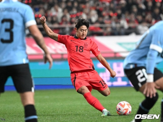 대한민국 이강인(가운데)가 28일 서울월드컵경기장에서 열린 우루과이 경기에서 슈팅을 시도하고 있다. /사진=OSEN