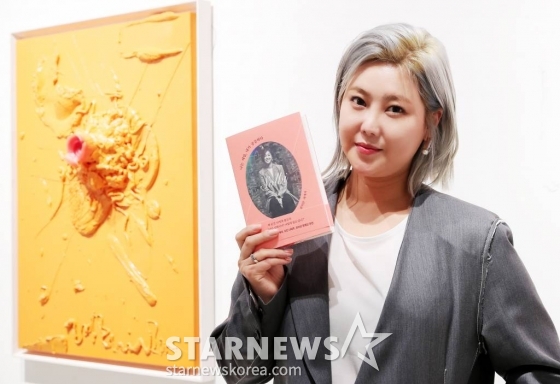 권지안(솔비) 작가가 28일 오후 서울 강남구 논현동 갤러리치로에서 진행된 &#039;권지안식 생각법&#039; 에세이 출간 기념 기자 간담회에 참석해 포즈를 취하고 있다.   권지안 작가의 &#039;권지안식 생각법&#039;은 &#039;나는 매일, 내가 궁금하다&#039;는 2014년 발매한 &#039;누가 뭐라고 해도 나답게&#039; 이후 10년 만에 발매되는 책. 저자의 30대를 아우르는 삶의 주제와 미술, 예술, 가치관 등이 담담하게 담겨있다. 2023.03.28 /사진=김창현 기자 chmt@