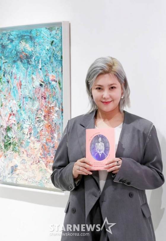 권지안(솔비) 작가가 28일 오후 서울 강남구 논현동 갤러리치로에서 진행된 &#039;나는 매일, 내가 궁금하다&#039; 에세이 출간 기념 기자간담회에 참석해 포즈를 취하고 있다.   솔비의 &#039;나는 매일, 내가 궁금하다&#039;는 2014년 발매한 &#039;누가 뭐라고 해도 나답게&#039; 이후 10년 만에 발매되는 책. 저자의 30대를 아우르는 삶의 주제와 미술, 예술, 가치관 등이 담담하게 담겨있다. 2023.03.28 /사진=김창현 기자 chmt@