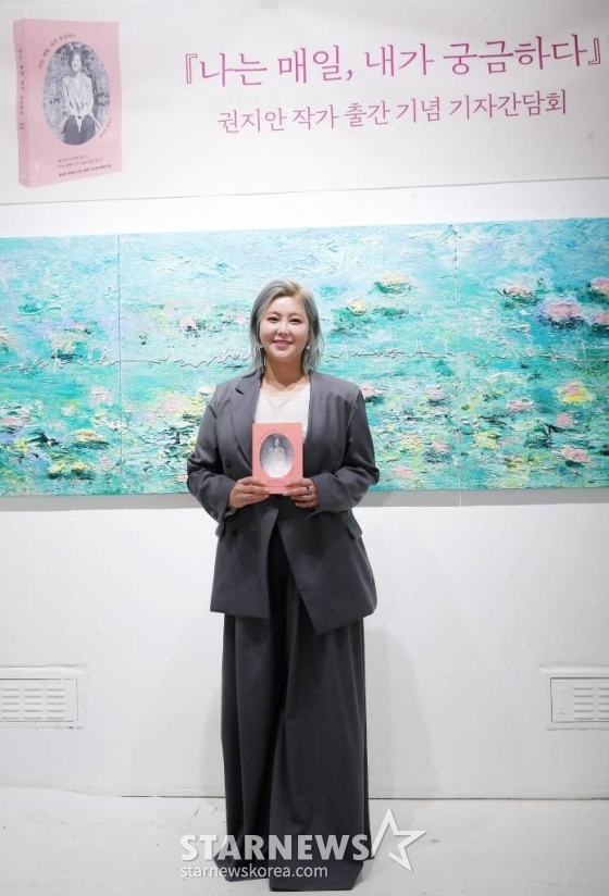 권지안(솔비) 작가가 28일 오후 서울 강남구 논현동 갤러리치로에서 진행된 &#039;나는 매일, 내가 궁금하다&#039; 에세이 출간 기념 기자간담회에 참석해 포즈를 취하고 있다.   솔비의 &#039;나는 매일, 내가 궁금하다&#039;는 2014년 발매한 &#039;누가 뭐라고 해도 나답게&#039; 이후 10년 만에 발매되는 책. 저자의 30대를 아우르는 삶의 주제와 미술, 예술, 가치관 등이 담담하게 담겨있다. 2023.03.28 /사진=김창현 기자 chmt@