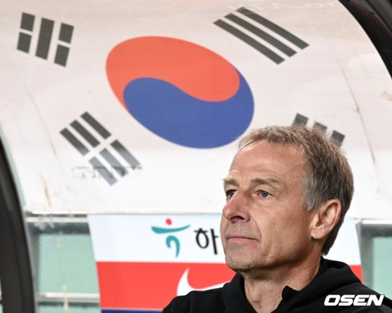 위르겐 클린스만 한국 대표팀 감독이 28일 서울월드컵경기장에서 열린 우루과이 경기를 지켜보고 있다. /사진=OSEN