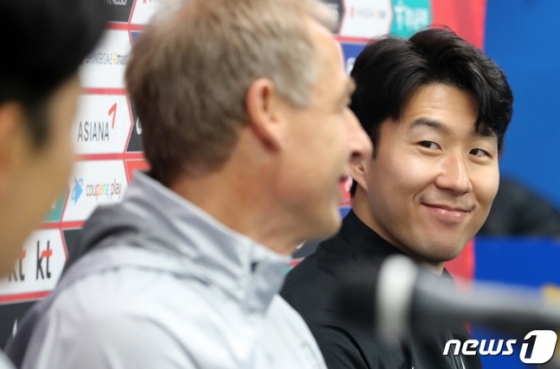 손흥민(오른쪽)이 콜롬비아와의 평가전을 하루 앞둔 23일 울산 문수축구경기장에서 열린 공식 기자회견에서 위르겐 클린스만 대표팀 감독을 바라보며 미소 짓고 있다. /사진=뉴스1
