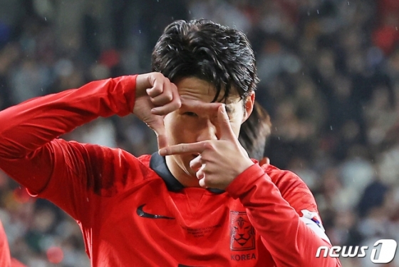 손흥민이 24일 울산 문수축구경기장에서 열린 축구 국가대표 평가전 대한민국과 콜롬비아의 경기 전반전 선제골을 넣은 후 세리머니를 하고 있다. 이날 대한민국 축구 대표팀은 손흥민의 멀티골로 2대2 무승부를 기록했다./사진=뉴스1