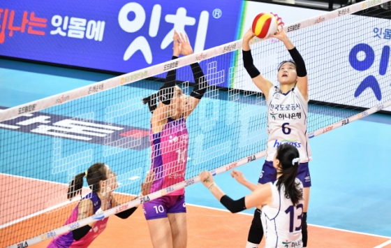 도로공사 세터 이윤정(오른쪽)이 토스를 올리고 있다. /사진=KOVO