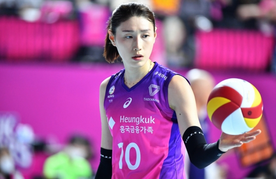 29일 도로공사와 챔피언결정전 1차전에서 서브를 준비 중인 흥국생명 김연경. /사진=KOVO