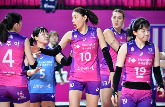 김연경(가운데)이 경기 도중 동료들을 독려하고 있다. /사진=KOVO