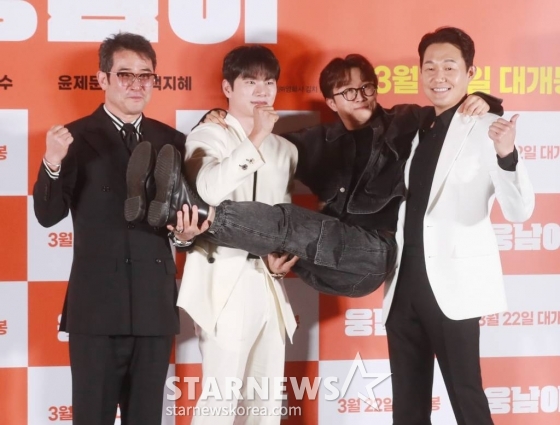 최민수, 이이경, 박성광 감독, 박성웅이 14일 오후 서울 CGV용산아이파크몰에서 진행된 영화 &#039;웅남이&#039;(감독 박성광) 언론시사회에 참석해 포즈를 취하고 있다.  반달곰이라는 특별한 ‘비밀’을 가진 사나이가 특유의 짐승 같은 능력으로 국제 범죄 조직에 대항하여 공조 수사를 하며 벌어지는 코믹 액션 &#039;웅남이&#039;는 오는 22일 개봉한다. /2023.04.14 /사진=이동훈 기자 photoguy@