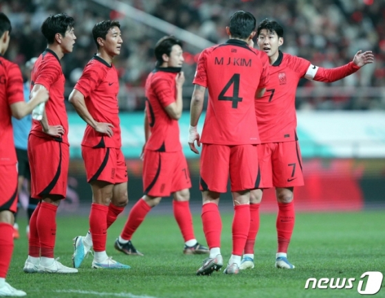 손흥민(오른쪽)과 김민재가 28일 서울월드컵경기장에서 열린 우루과이와 평가전 도중 대화를 나누고 있다. /사진=뉴스1