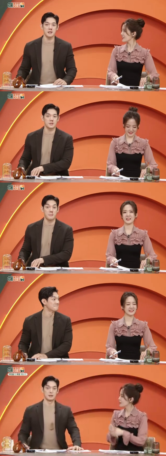 KBS 2TV &#039;해 볼만한 아침 M&amp;W&#039;의 MC 박재민(사진 왼쪽)이 생방송 중 코피를 흘렸다./사진=KBS 2TV &#039;해 볼만한 아침 M&amp;W&#039; 방송 화면 캡처