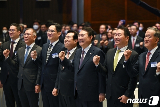 왼쪽부터 구광모 LG그룹 회장, 정의선 현대자동차그룹 회장, 이재용 삼성전자 회장, 김기문 중소기업중앙회 회장, 윤석열 대통령, 최태원 대한상공회의소 회장, 허창수 전국경제인연합회장