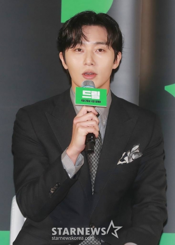 배우 박서준이 30일 오전 서울 메가박스 성수점에서 진행된 영화 &#039;드림&#039;(감독 이병헌) 제잘발표회에 참석해 질문에 답하고 있다.  개념없는 전직 축구선수 홍대(박서준)와 열정 없는 PD 소민(이지은)이 오합지졸 선수들과 홈리스 월드컵에 도전하는 이야기를 유쾌하게 그린 코미디 영화 &#039;드림&#039;은 4월 26일 개봉한다. /2023.03.30 /사진=이동훈 기자 photoguy@