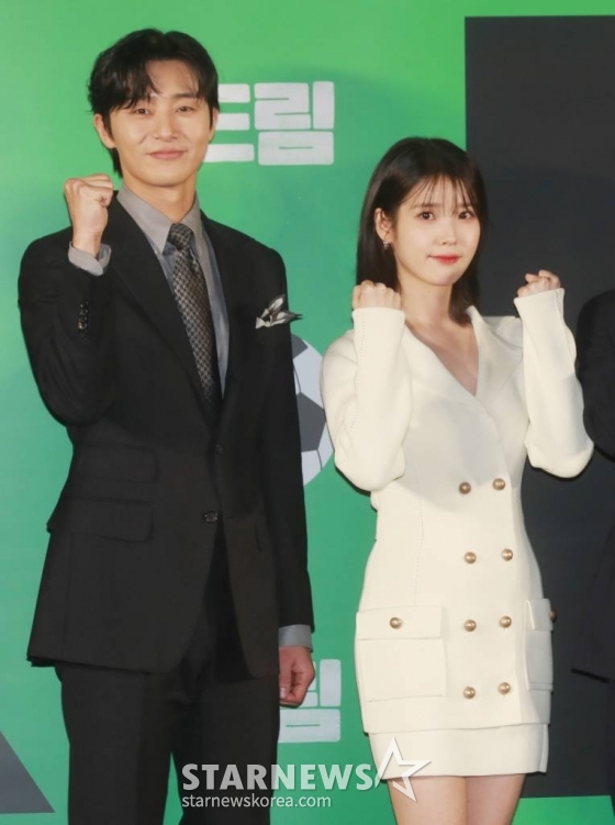 배우 박서준, 아이유가 30일 오전 서울 메가박스 성수점에서 진행된 영화 &#039;드림&#039;(감독 이병헌) 제잘발표회에 참석해 포즈를 취하고 있다.  개념없는 전직 축구선수 홍대(박서준)와 열정 없는 PD 소민(이지은)이 오합지졸 선수들과 홈리스 월드컵에 도전하는 이야기를 유쾌하게 그린 코미디 영화 &#039;드림&#039;은 4월 26일 개봉한다. /2023.03.30 /사진=이동훈 기자 photoguy@