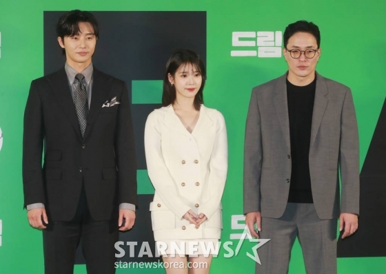 배우 박서준, 아이유, 이병헌 감독이 30일 오전 서울 메가박스 성수점에서 진행된 영화 &#039;드림&#039;(감독 이병헌) 제잘발표회에 참석해 포즈를 취하고 있다.  개념없는 전직 축구선수 홍대(박서준)와 열정 없는 PD 소민(이지은)이 오합지졸 선수들과 홈리스 월드컵에 도전하는 이야기를 유쾌하게 그린 코미디 영화 &#039;드림&#039;은 4월 26일 개봉한다. /2023.03.30 /사진=이동훈 기자 photoguy@