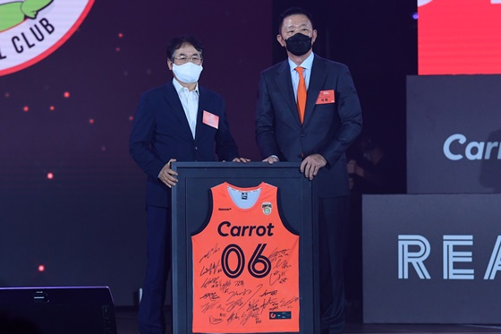 지난 해 8월 허재(오른쪽) 고양 캐롯 점퍼스 대표가 김용빈 대우조선해양건설 회장이 고양체육관에서 열린 고양 캐롯 점퍼스 프로농구단 창단식에 참석해 기념사진을 찍고 있다. /사진=KBL 제공