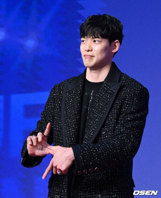 서울 SK 김선형이 30일 그랜드 인터컨티넨탈 서울 파르나스 그랜드볼룸에서 열린 정규리그 시상식에서 10년 만에 MVP를 차지한 뒤 세리머니를 펼치고 있다. /사진=OSEN