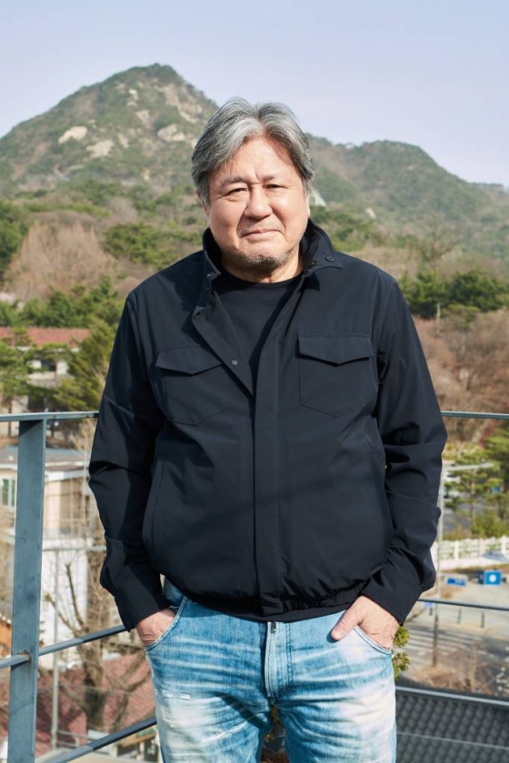 디즈니플러스 오리지널 드라마 &#039;카지노&#039;의 주연배우 최민식이 24일 오전 진행된 인터뷰를 위해 포즈를 취하고 있다. /사진제공=월트디즈니컴퍼니 2023.03.24 /사진=이동훈 기자 photoguy@