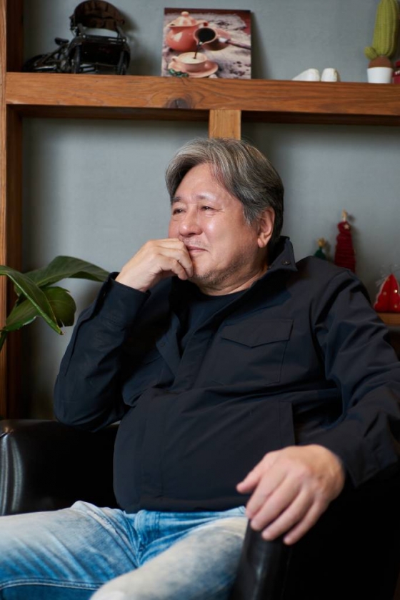 디즈니플러스 오리지널 드라마 &#039;카지노&#039;의 주연배우 최민식이 24일 오전 진행된 인터뷰를 위해 포즈를 취하고 있다. /사진제공=월트디즈니컴퍼니 2023.03.24 /사진=이동훈 기자 photoguy@
