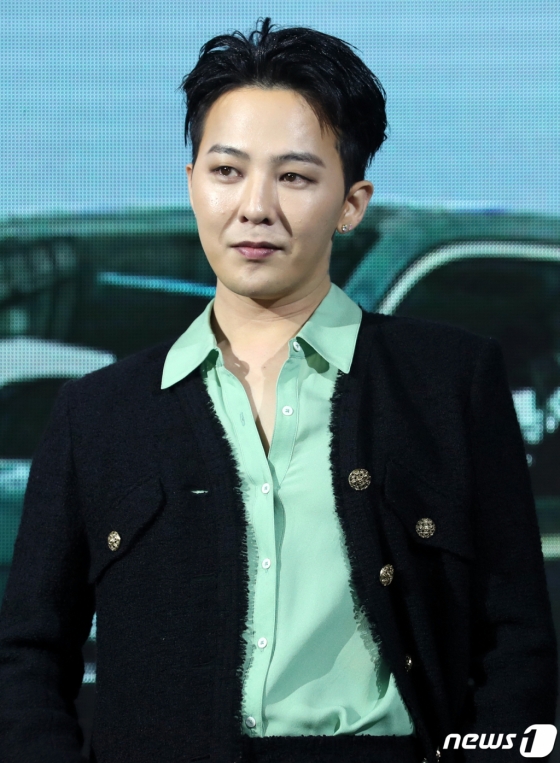 (서울=뉴스1) 김진환 기자 = 가수 지드래곤(G-DRAGON)이 28일 오후 서울 강남구 삼성동에서 진행된 &#039;BMW 뉴 XM&#039; 출시 행사에 참석해 기념 촬영을 하고 있다. 2023.3.28/뉴스1  Copyright (C) 뉴스1. All rights reserved. 무단 전재 및 재배포 금지.