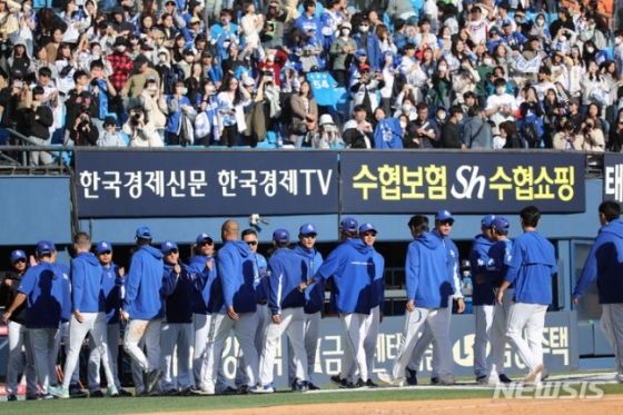 시범경기부터 많은 팬들이 현장을 찾았다. /사진=뉴시스
