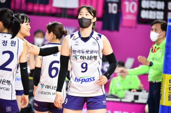 한국도로공사 주포 박정아가 31일 흥국생명과 챔프전 2차전에서 마스크를 쓰고 경기에 나서고 있다. /사진=KOVO