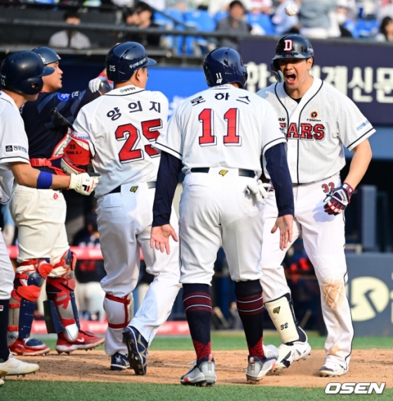 7회말 동점 스리런포를 터뜨린 두산 김재환(오른쪽)./사진=OSEN