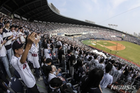 1일 롯데 자이언츠와 두산 베어스의 2023 KBO 리그 개막전이 열린 서울 잠실야구장이 팬들로 가득 찼다. /사진=뉴시스