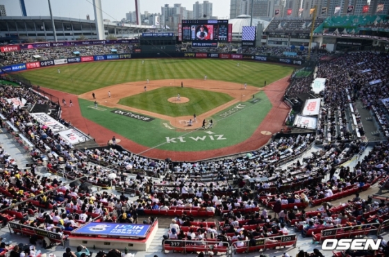 1일 LG 트윈스와 KT 위즈의 2023 KBO 리그 개막전이 열린 수원 케이티 위즈 파크가 팬들로 가득 찼다. /사진=뉴시스