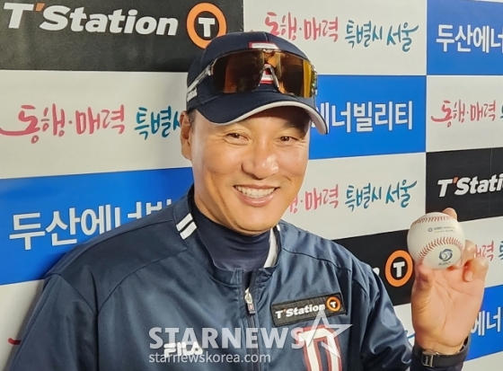 1일 롯데와 감독 데뷔전에서 승리 후 기념구를 들고 포즈를 취하고 있는 이승엽 두산 감독./사진=안호근 기자