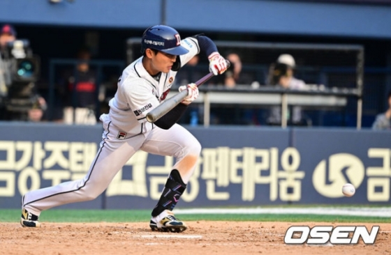 8회말 1사 3루에서 기습번트를 시도하는 이유찬. /사진=OSEN