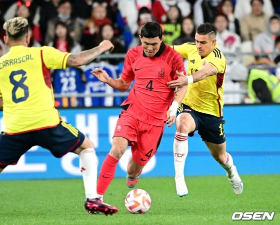 대한민국 수비수 김민재(가운데 등번호 4번)가 지난 달 24일 울산문수축구경기장에서 열린 콜롬비아와 경기에서 수비를 펼치고 있다. /사진=OSEN