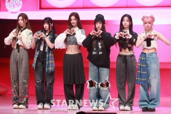 걸그룹 엔믹스(NMIXX)가 20일 오후 서울 광진구 예스24라이브홀에서 진행된 첫 번째 미니앨범 ‘엑스페르고’(expergo) 발매기념 쇼케이스에서 포즈를 취하고 있다. /2023.03.20 /사진=이동훈 기자 photoguy@