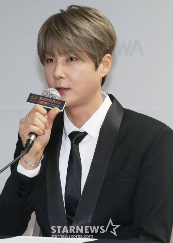 그룹 신화가 27일 오후 서울 송파구 올림픽공원 체조경기장에서 2016 신화 데뷔 18주년 기념콘서트 &#039;HERO&#039; 기자회견을 진행하고 있다. /사진=이동훈 기자 photoguy@
