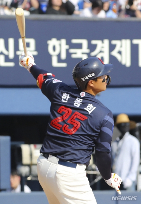 롯데 한동희가 2일 두산전에서 7회초 결승 2타점 2루타를 날리고 있다. /사진=뉴시스
