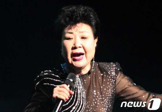 (서울=뉴스1) = &#039;밤안개&#039;로 국민적인 사랑을 받은 가수 현미가 4일 별세했다.   사진은 현미가 지난 2017년 11월 경북 안동문화예술의전당 웅부홀에서 열린 &#039;청춘음악극 그시절 그노래&#039; 무대에 올라 &#039;서울야곡&#039;과 &#039;밤안개&#039;를 열창하고 있는 모습(뉴스1 DB)2023.4.4/뉴스1  Copyright (C) 뉴스1. All rights reserved. 무단 전재 및 재배포 금지.