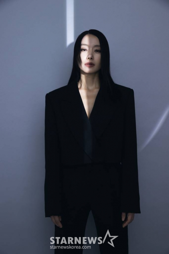넷플릭스 오리지널 영화 &#039;길복순&#039;의 주연배우 전도연이 5일 오후 진행된 인터뷰를 위해 포즈를 취하고 있다. /사진제공=넷플릭스 2023.04.05 /사진=이동훈 기자 photoguy@