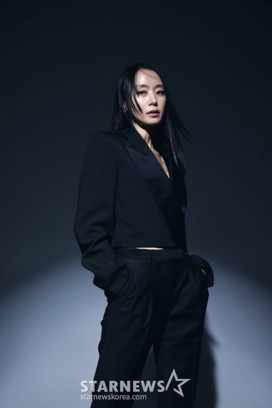 넷플릭스 오리지널 영화 &#039;길복순&#039;의 주연배우 전도연이 5일 오후 진행된 인터뷰를 위해 포즈를 취하고 있다. /사진제공=넷플릭스 2023.04.05ㅍ /사진=이동훈 기자 photoguy@